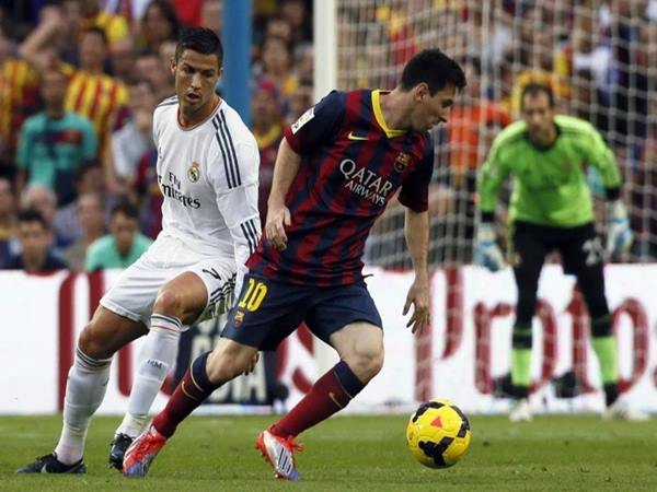 Messi đi bóng lắt léo khiến đối thủ bất lực